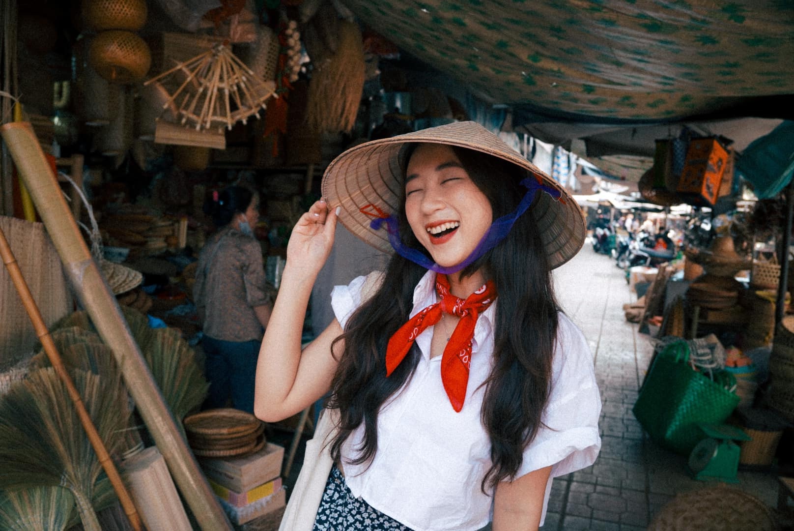 Khach Viet 'them' du lich noi dia hinh anh