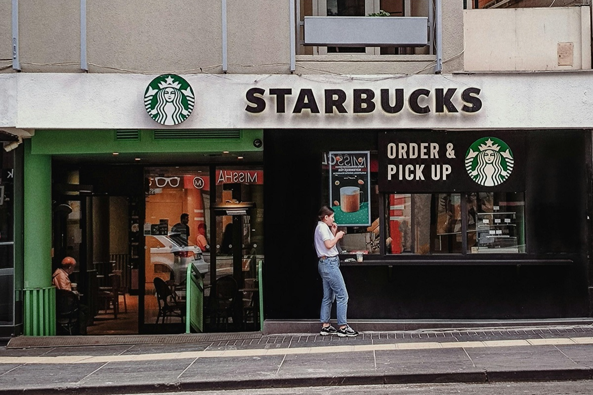 Nguoi Trung Quoc nguoi lanh voi Starbucks hinh anh