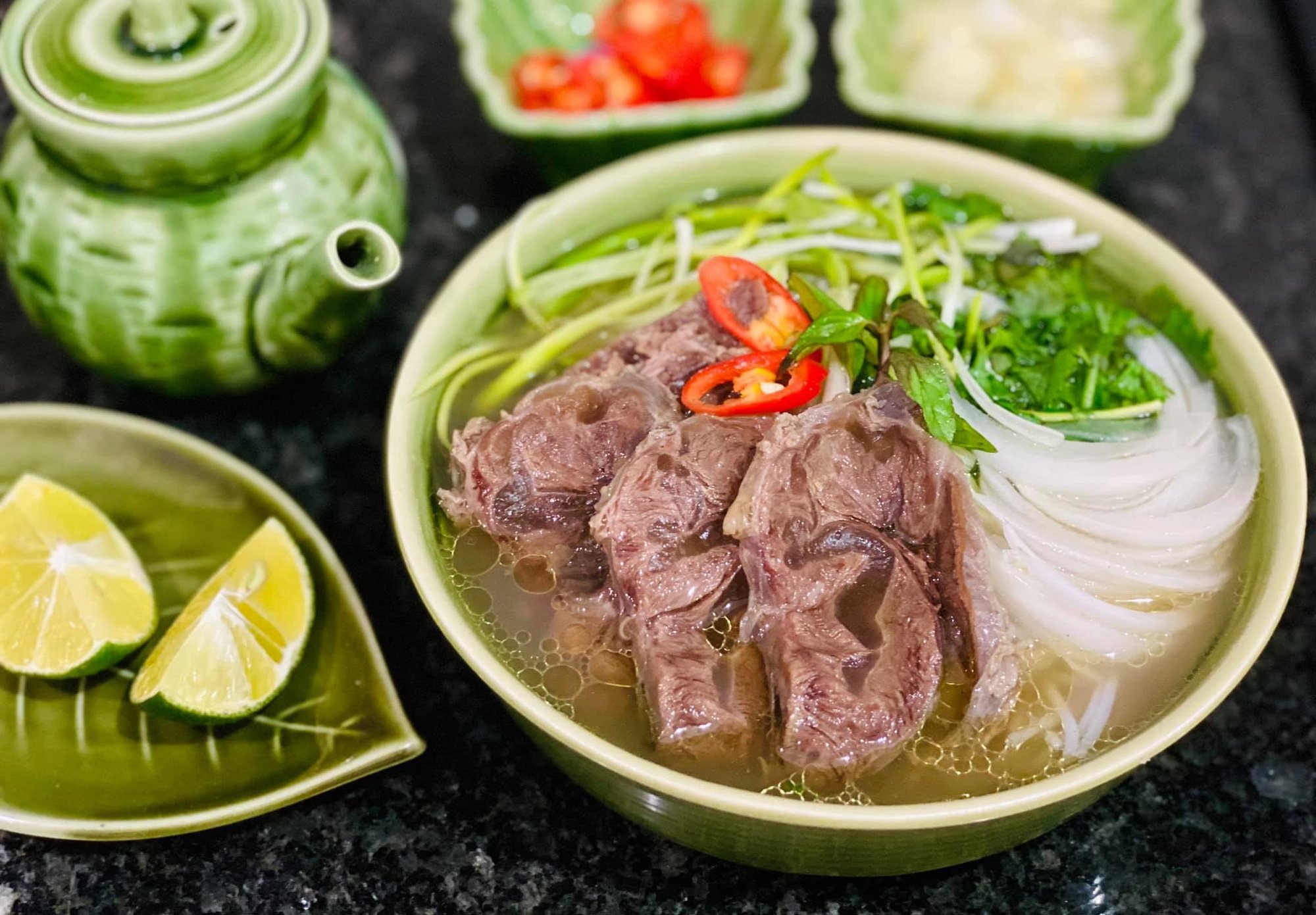 Bao Han 'diem danh' 4 quan pho ngon o Ha Noi hinh anh