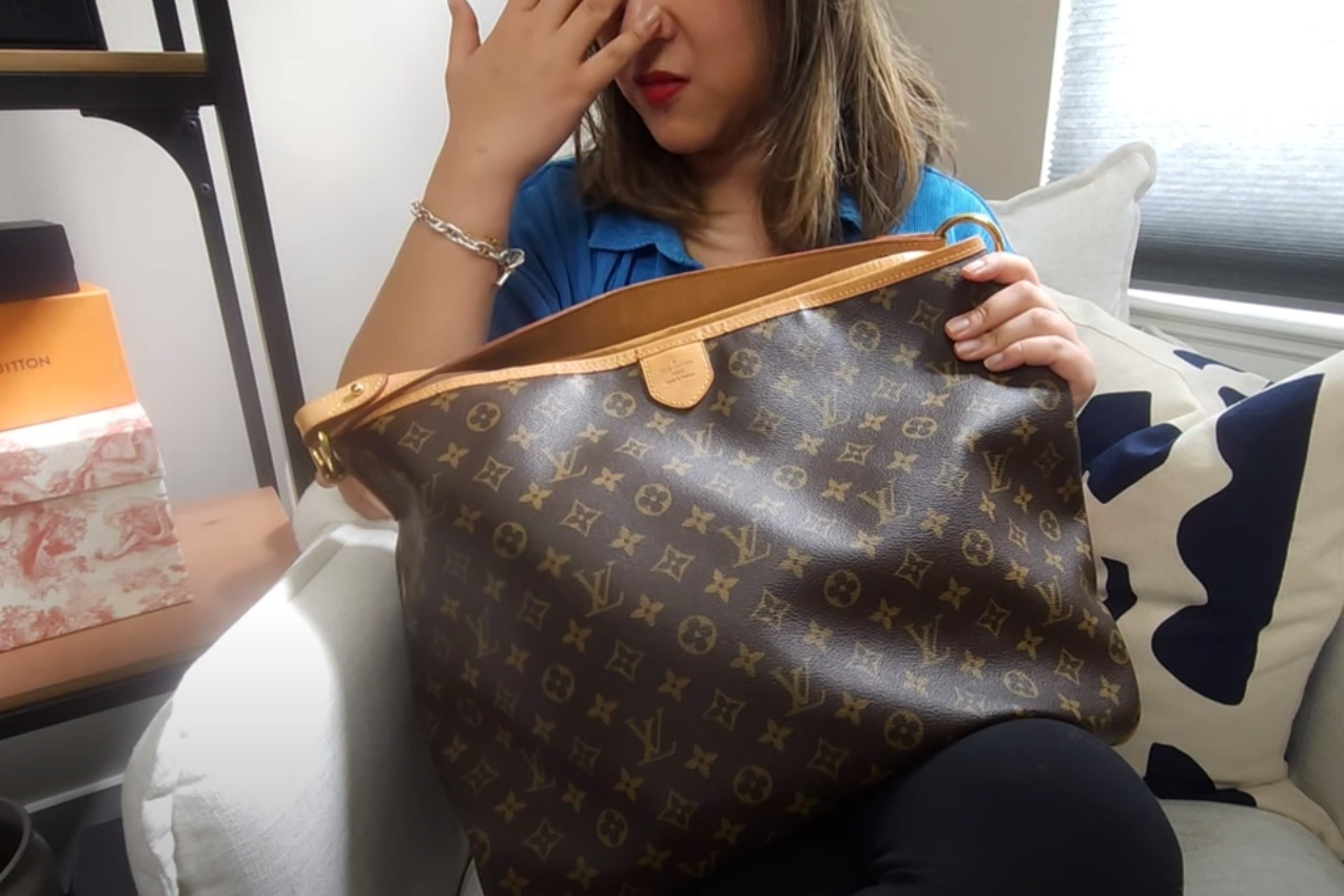 Bi duoi khoi may bay vi chiec tui Louis Vuitton dat tren ghe hinh anh