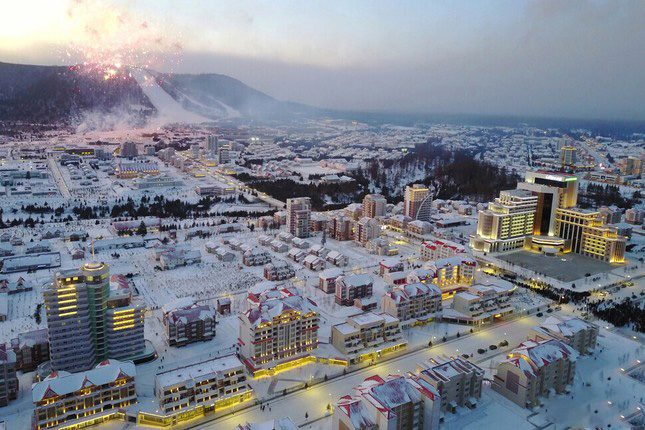 Ben trong thanh pho sap don khach du lich o Trieu Tien hinh anh