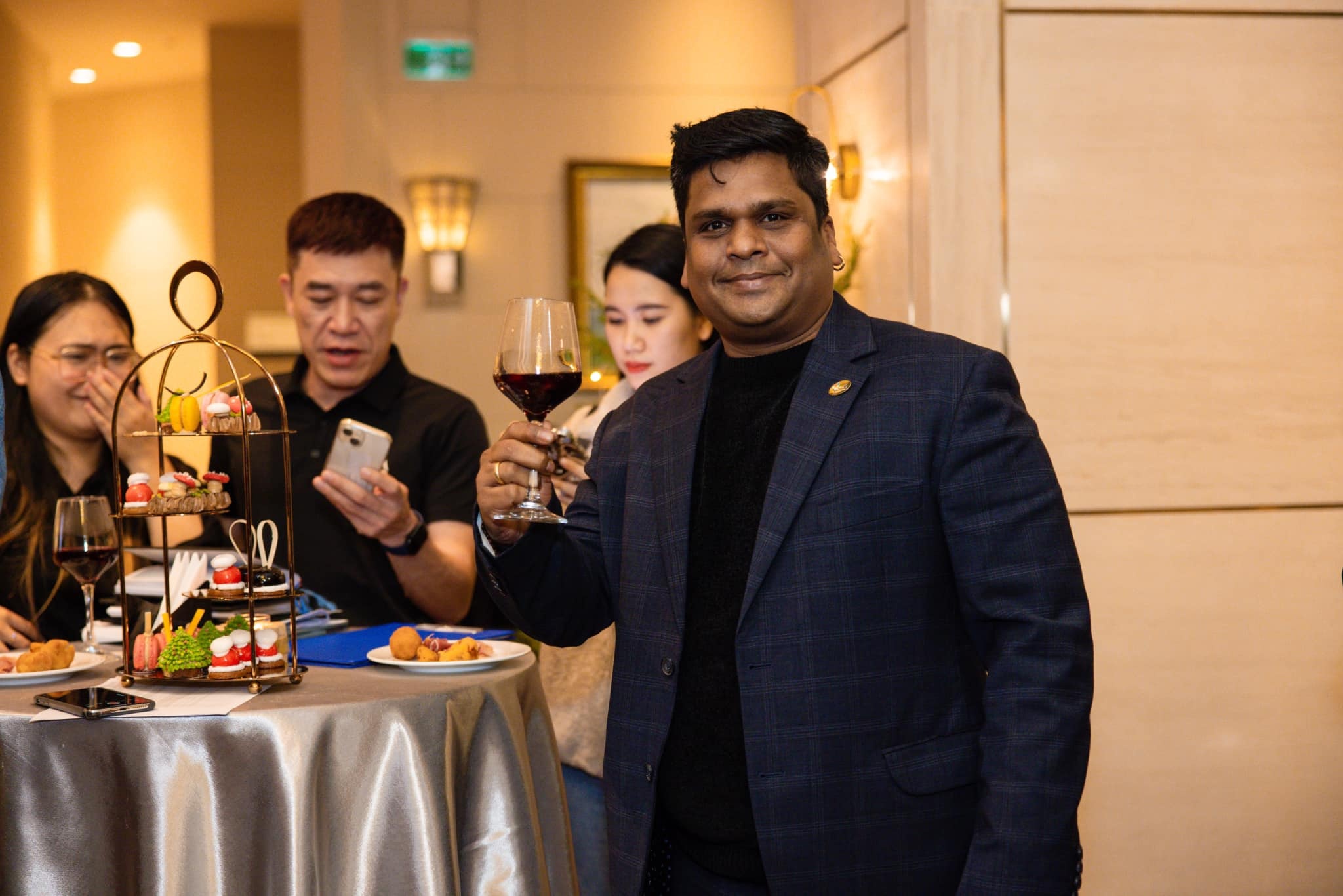 Khach san Ha Noi dai com lang Vong don doan cua ty phu An Do hinh anh