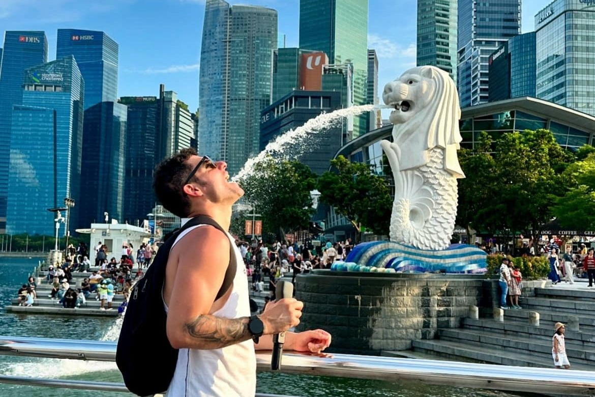 20 nguoi bi bo lai giua duong vi khong mua qua luu niem o Singapore hinh anh