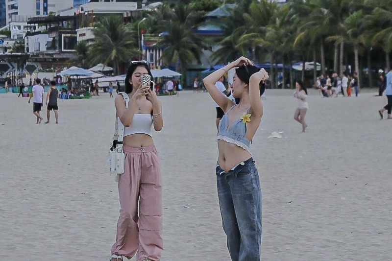 Dong nghit nguoi tam bien Da Nang hinh anh