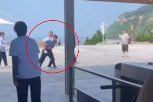 Nhan vien khu du lich Trung Quoc cam dao ruot khach hinh anh