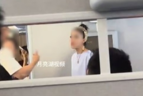 'An va' de ngoi ghe thuong gia tren may bay Trung Quoc hinh anh