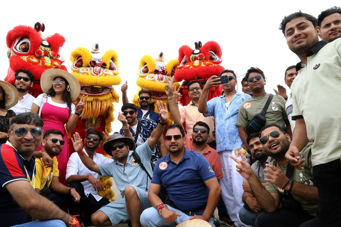 Doan khach cua ty phu An Do du ngoan vinh Ha Long hinh anh