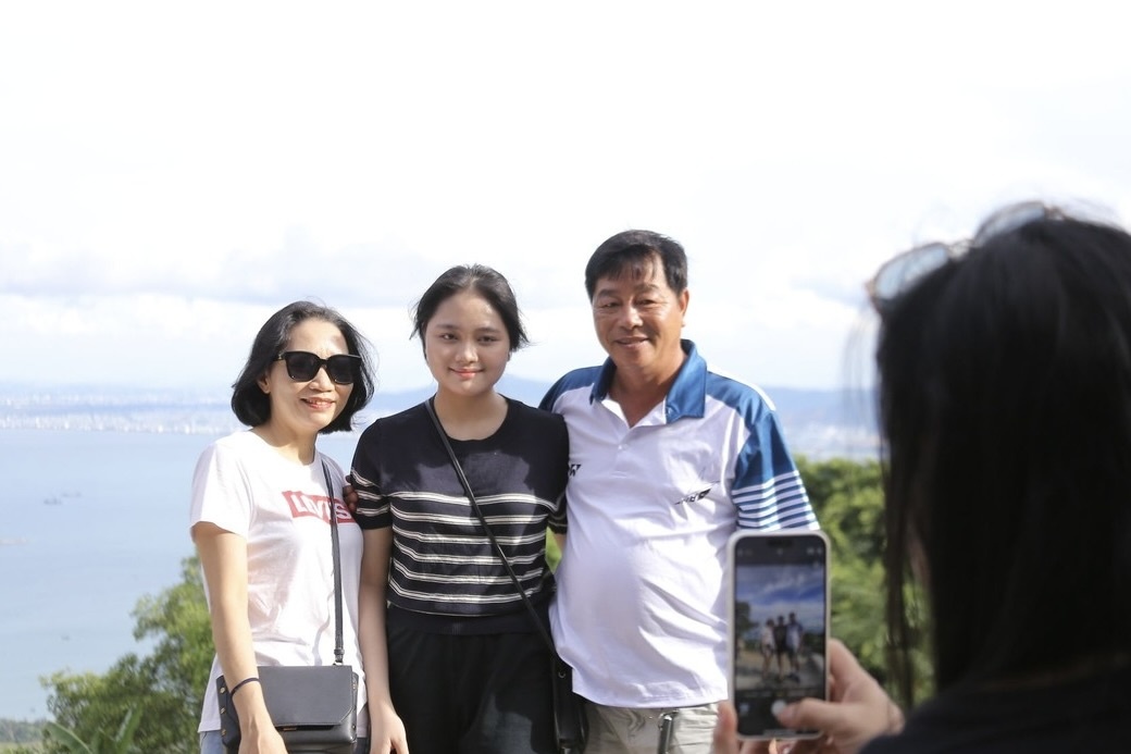 Du khach un un do ve Hai Van Quan hinh anh