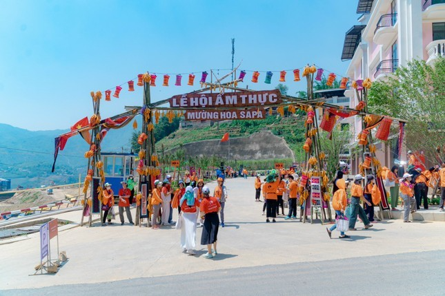 Sa Pa tam dung don khach du lich do anh huong cua bao hinh anh