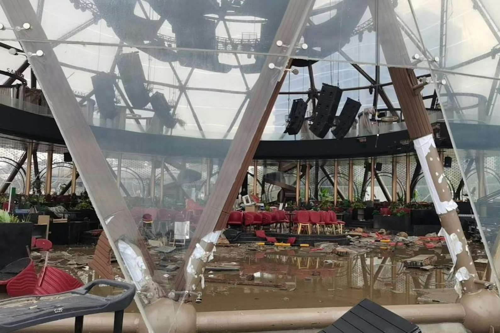 Nha hang view 'trieu do' tai Trung Quoc bi bao Yagi xe nat hinh anh