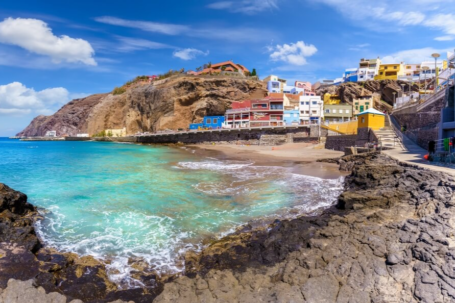 Dong dat manh chua tung co tai dao du lich noi tieng Tay Ban Nha hinh anh