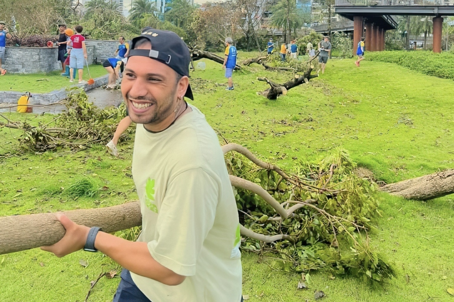 Nhung khach Tay vac do, don duong sau bao hinh anh