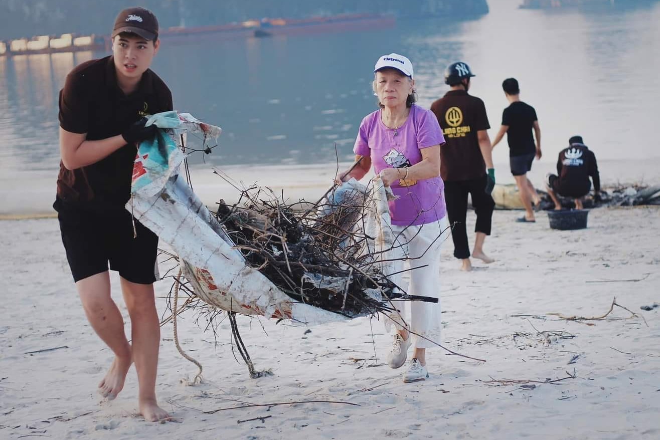 Ai don sach bai bien Ha Long sau bao? hinh anh