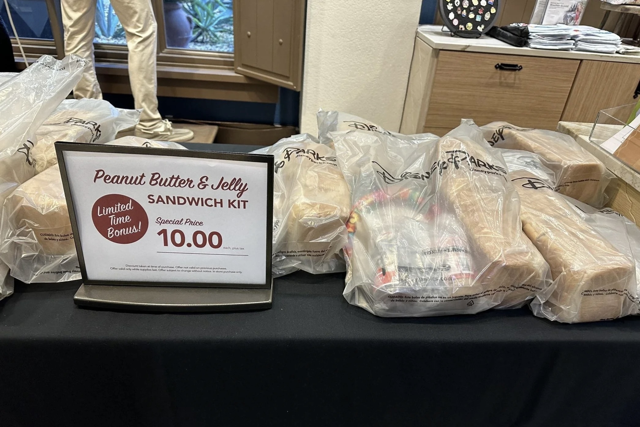 Goi thuc pham cuu tro 'chua chat' trong bao Milton hinh anh