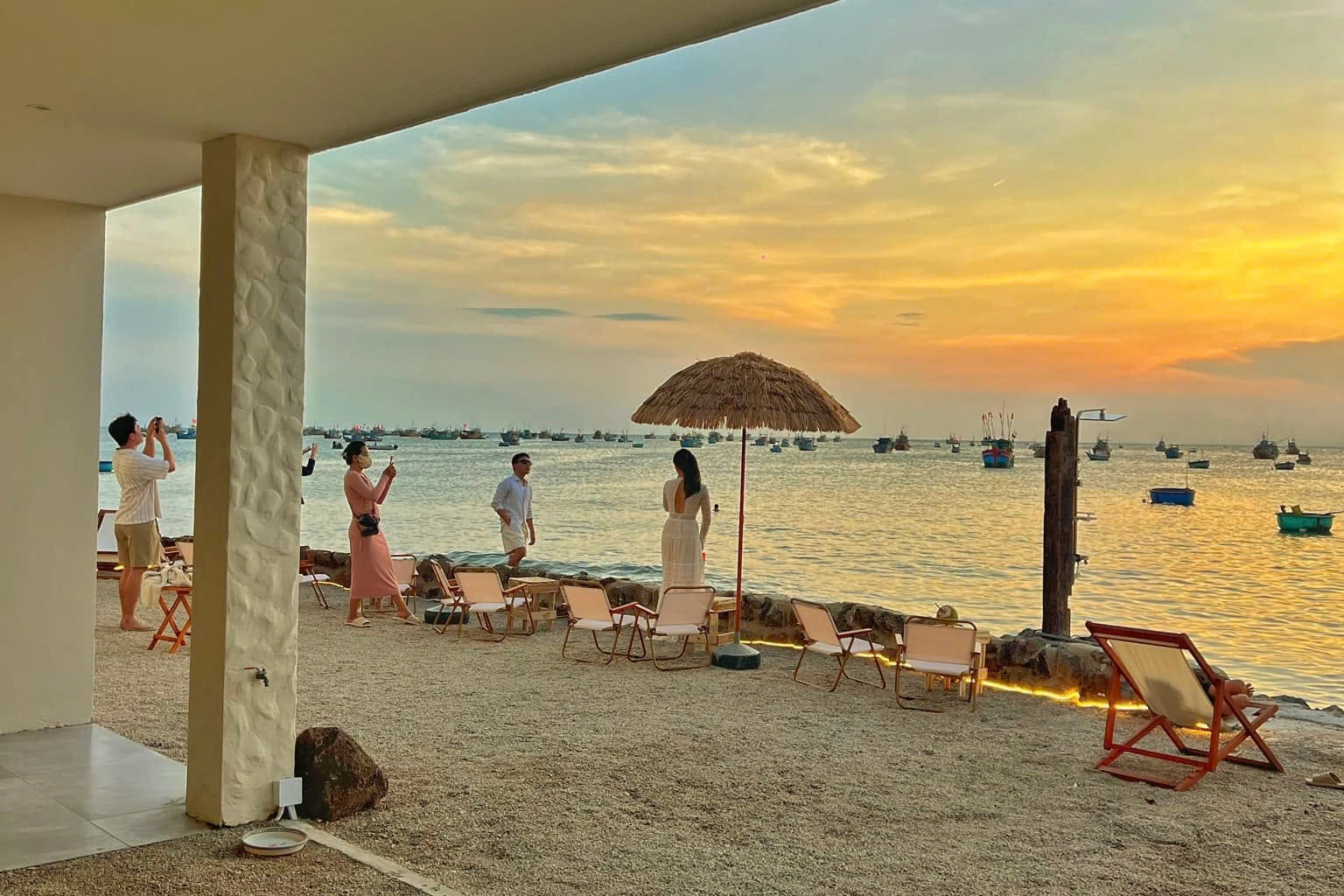 Phat 1,5 trieu dong quan ca phe nem ly nhua xuong bien Phan Thiet hinh anh