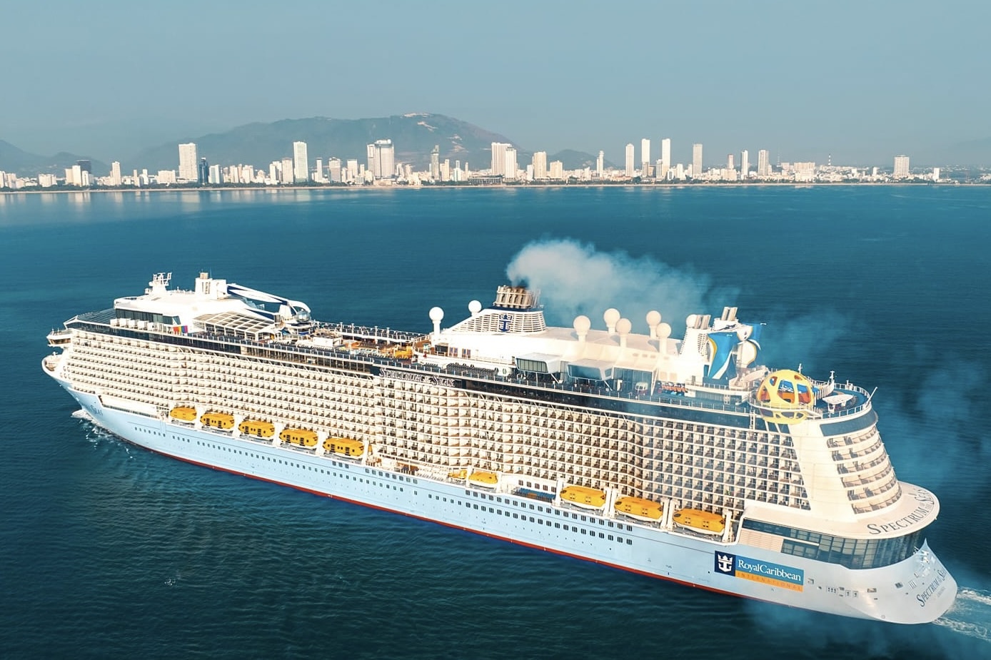 Hang chuc nghin khach du thuyen huy chuyen den Nha Trang hinh anh