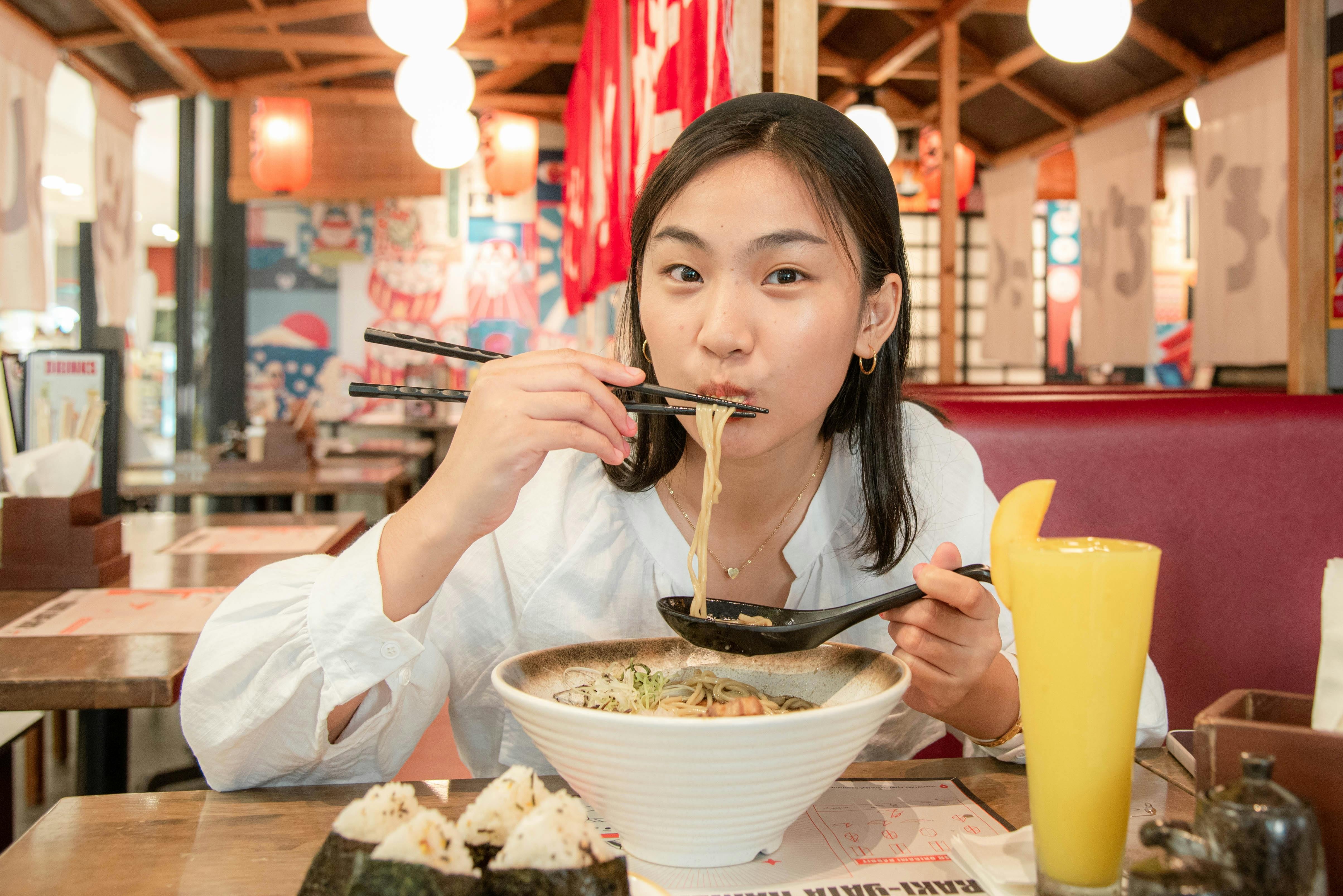 Vien canh eo le cua mi ramen Nhat Ban hinh anh