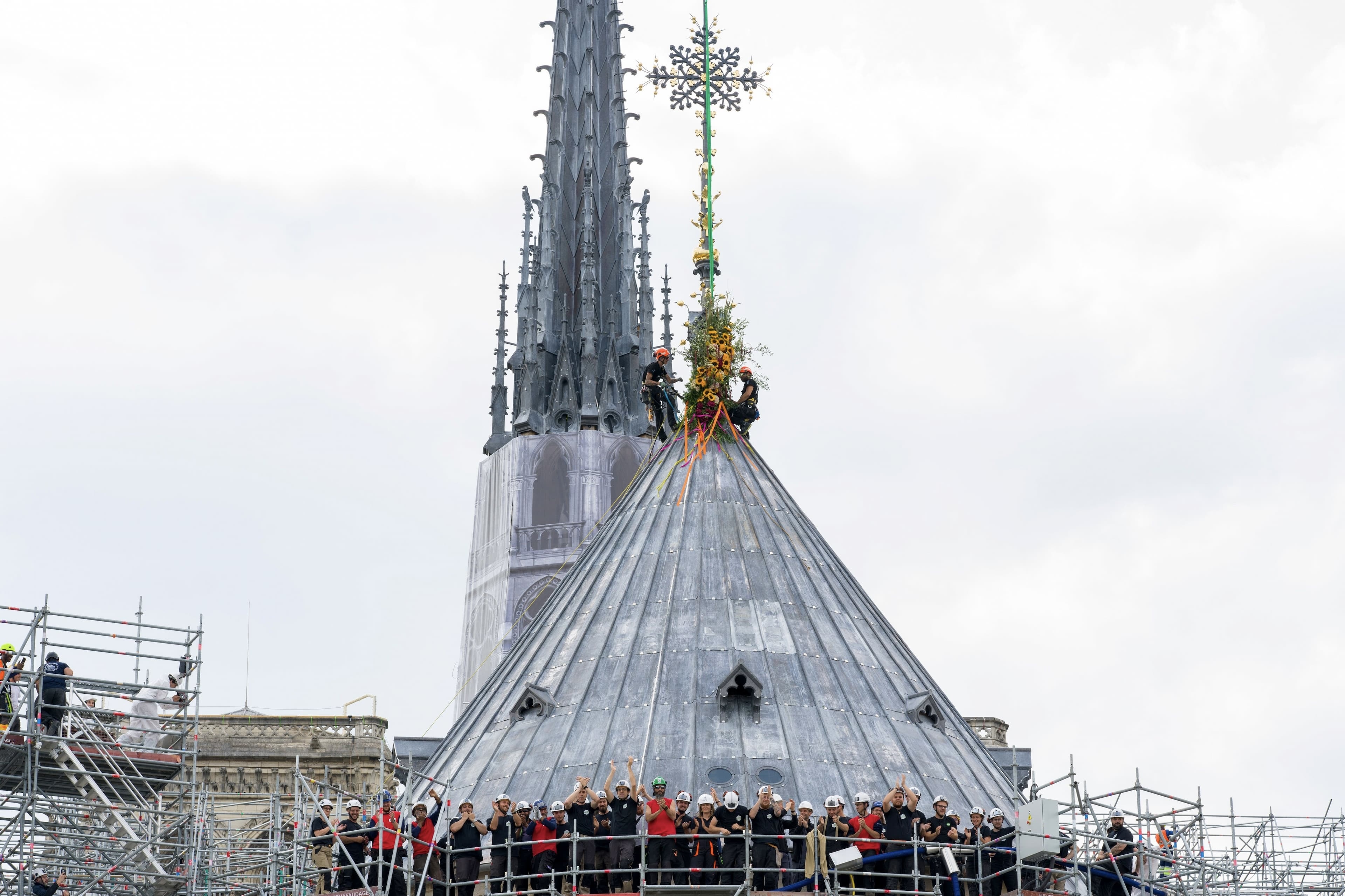 Nha tho Duc Ba Paris tro lai hinh anh