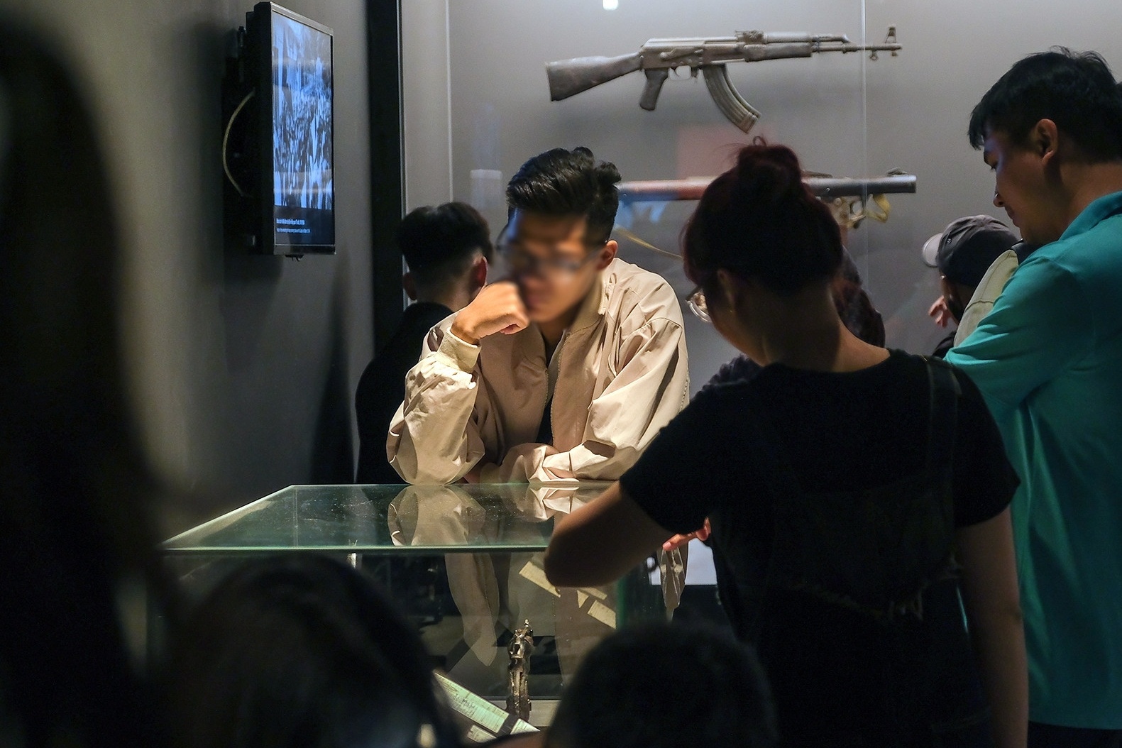 Canh khach so hong sung, ti tay mat kinh tai Bao tang Lich su Quan su hinh anh