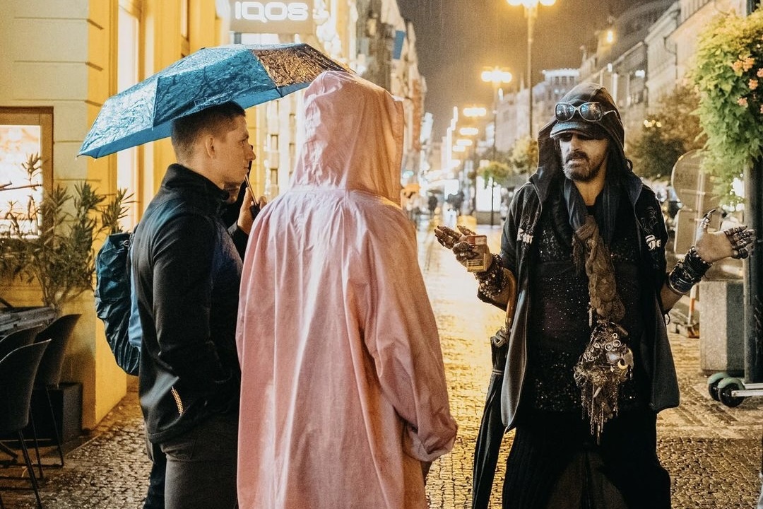 Gai mai dam, nguoi vo gia cu thanh huong dan vien du lich o Czech hinh anh