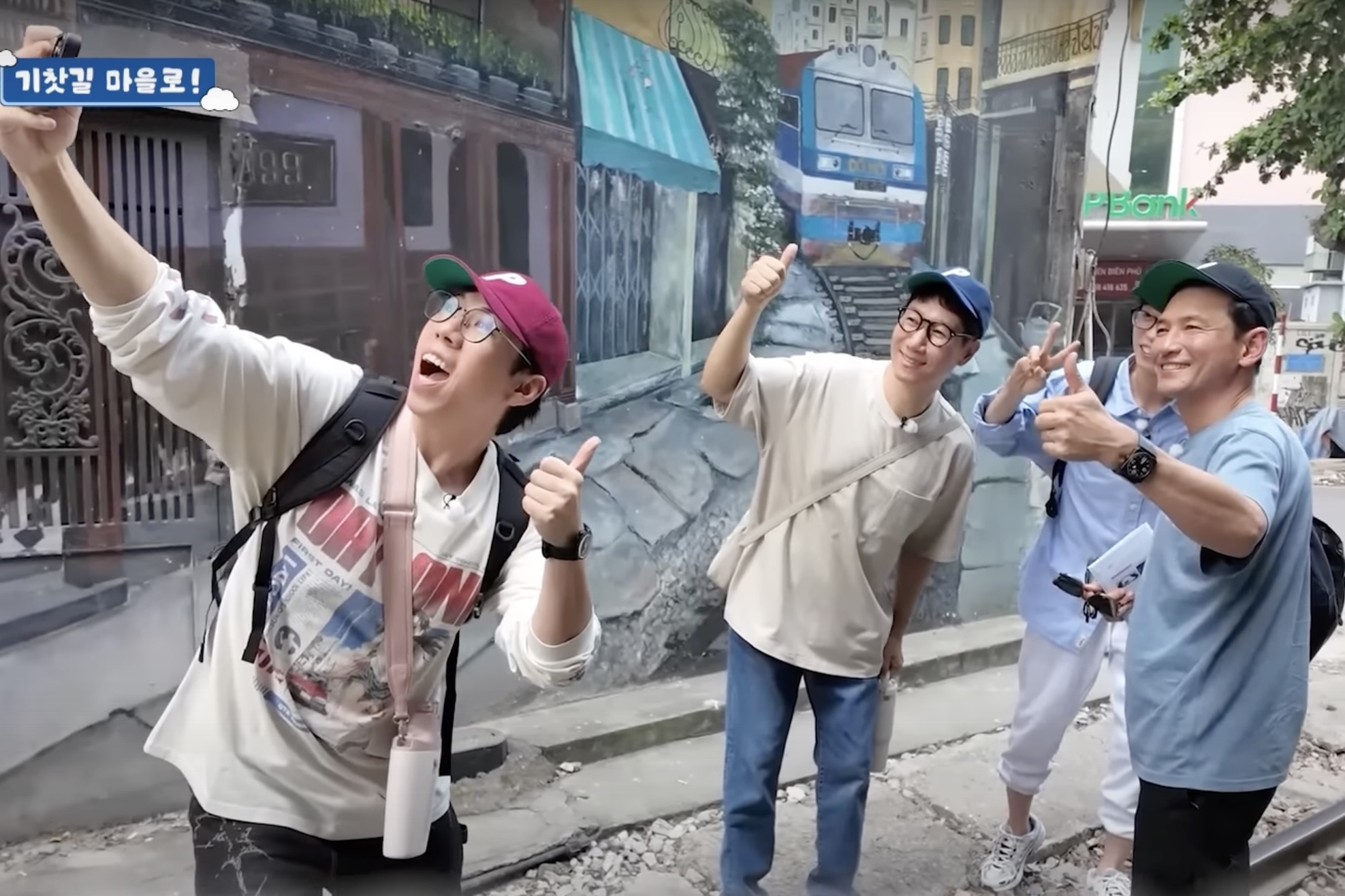 Dan sao Running Man an bun cha, dao pho duong tau Ha Noi hinh anh