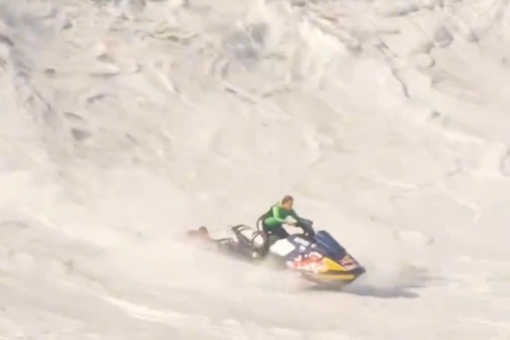 Canh luot song cuu nguoi nhu phim hanh dong o Bo Dao Nha hinh anh