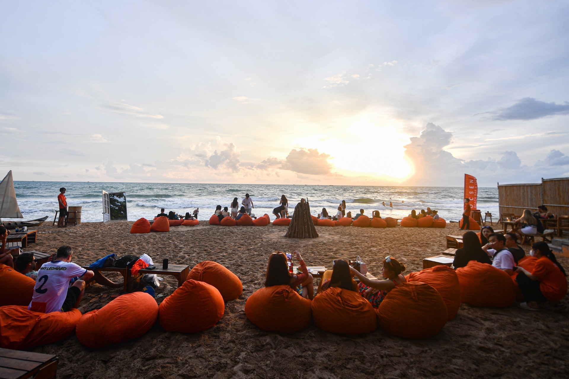 Khach ngoai den Phu Quoc o at, tieu nhieu tien hinh anh