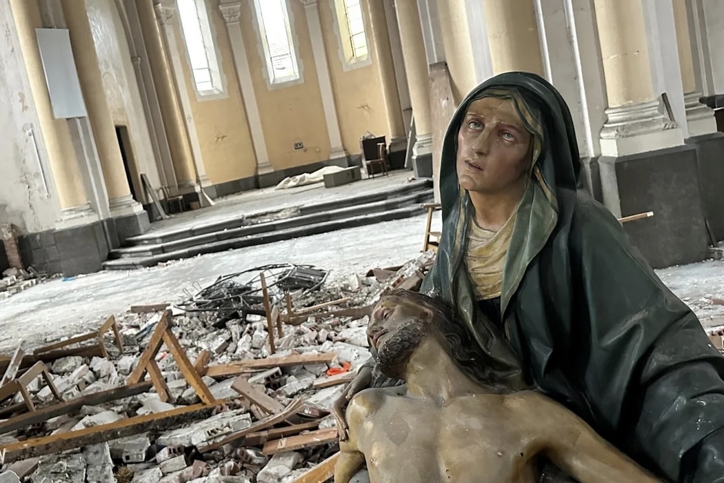 Nha tho Duc Ba Paris duoc cuu nhung 4.000 nha tho khac thi khong hinh anh