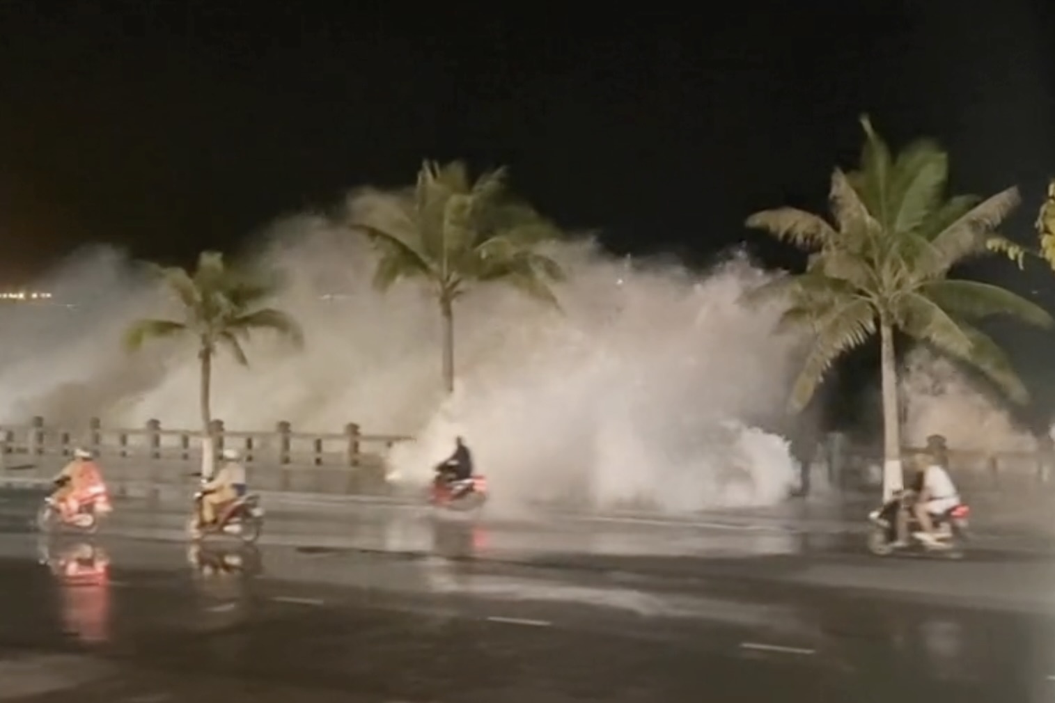 Canh nguoi dan dang lai xe bi song du danh trung o Nha Trang hinh anh