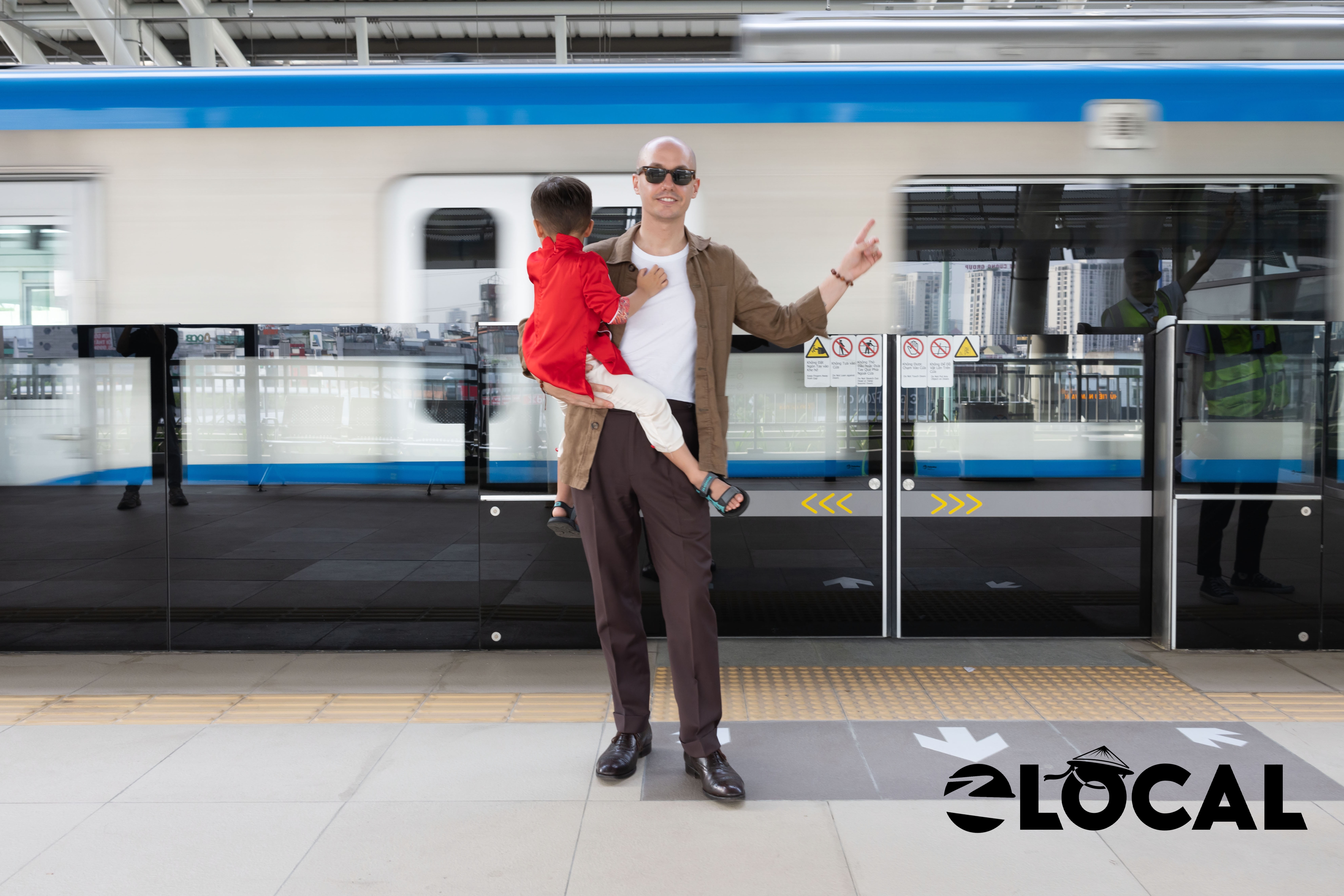 Nguoi dan ong Phap cho 5 nam cho lan dau di metro so 1 tai TP.HCM hinh anh