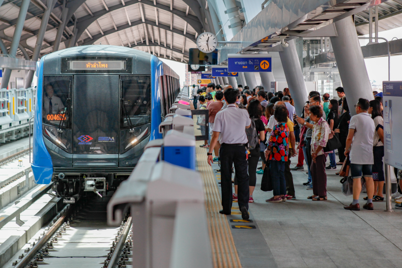 Metro o Thai Lan chay them 2 tieng don khach 'quay' tiec nam moi hinh anh