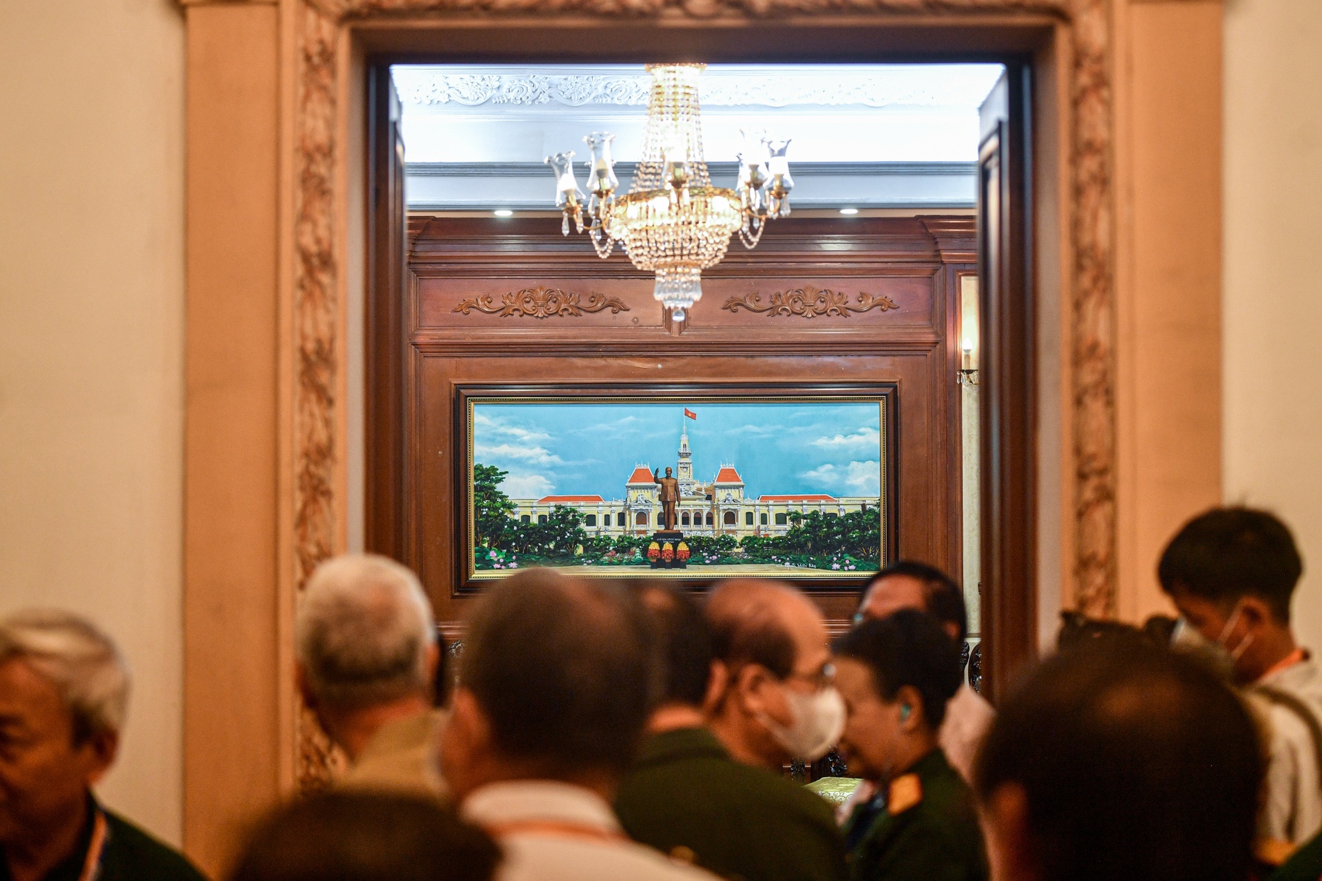 Tam dung tour tham quan HDND - UBND TP.HCM hinh anh