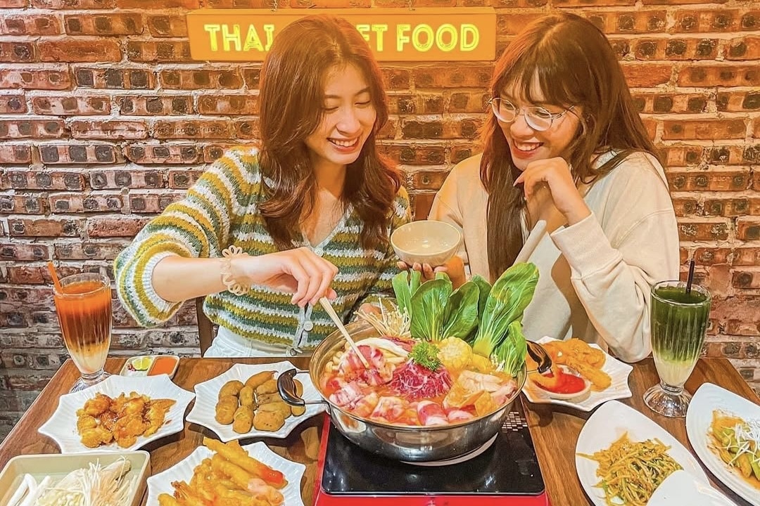 'Mua' khuyen mai tra sua, lau Thai khi tuyen Viet Nam vo dich hinh anh