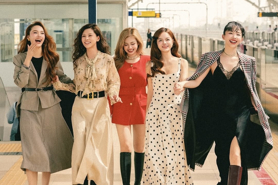 Can Tet Minh Tu, Thuy Tien di Thuy Sy, dan chi dep tha dang o Metro hinh anh