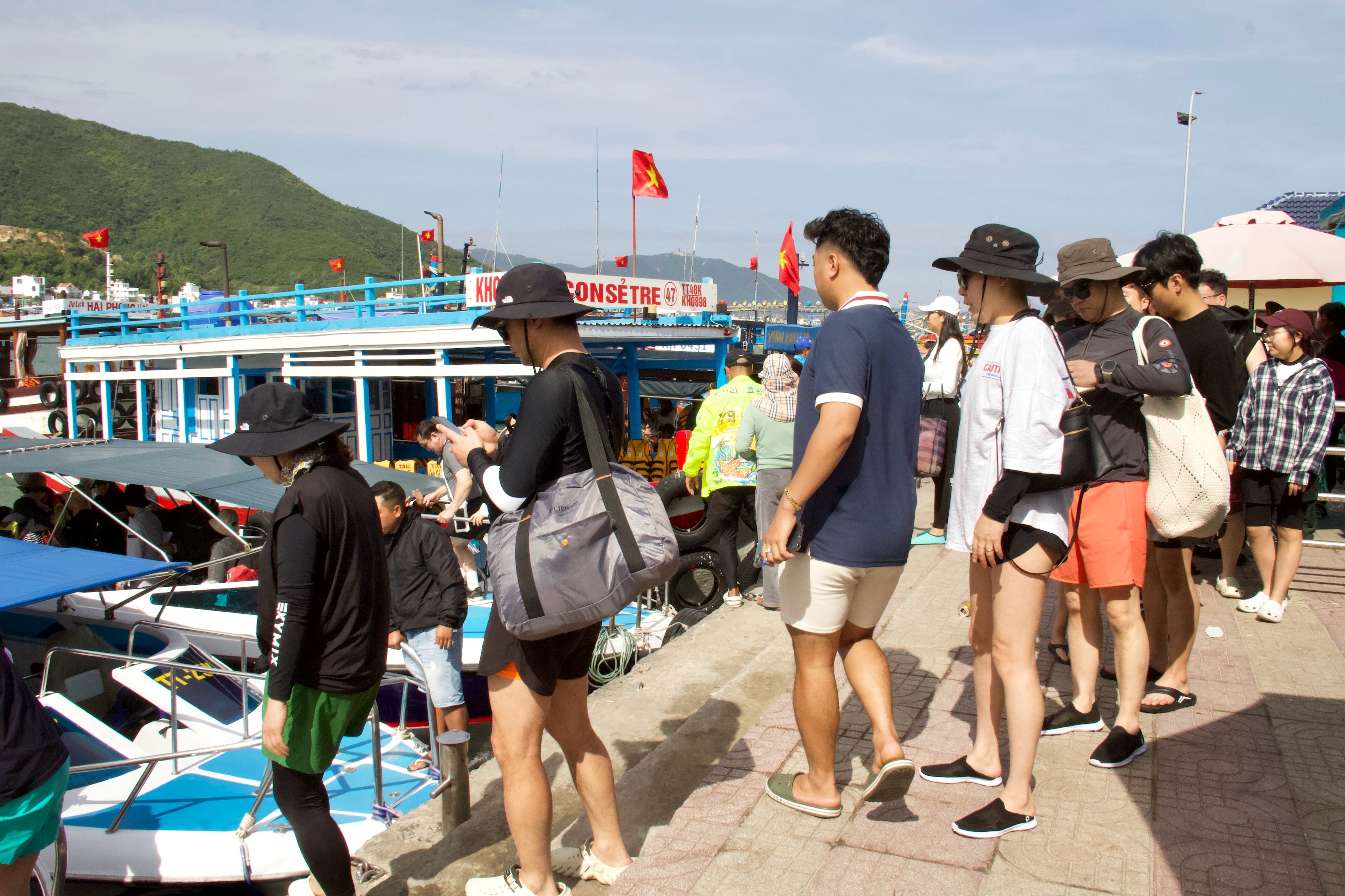 Dac ken khach o Ben tau du lich Nha Trang hinh anh