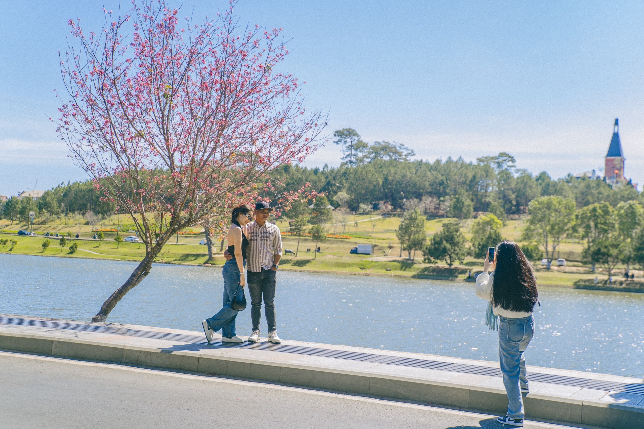 Canh trai nguoc tai Da Lat, Nha Trang va Phu Quoc dip Tet hinh anh