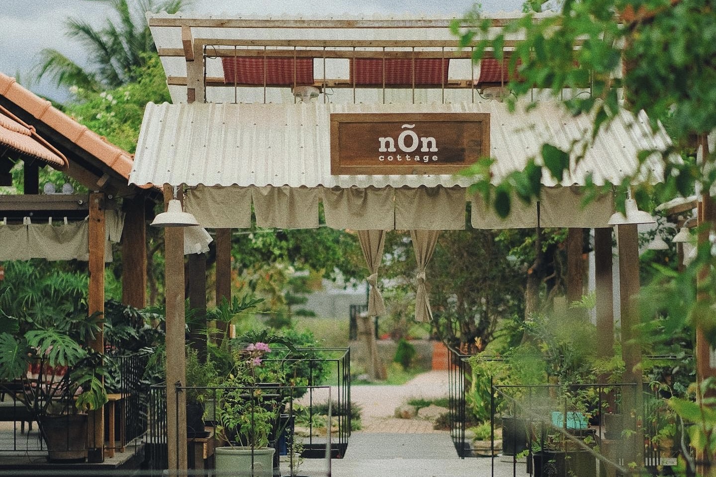 Quan ca phe o Phan Rang gay tranh cai vi goi khach 'mom iu', 'may ni' hinh anh