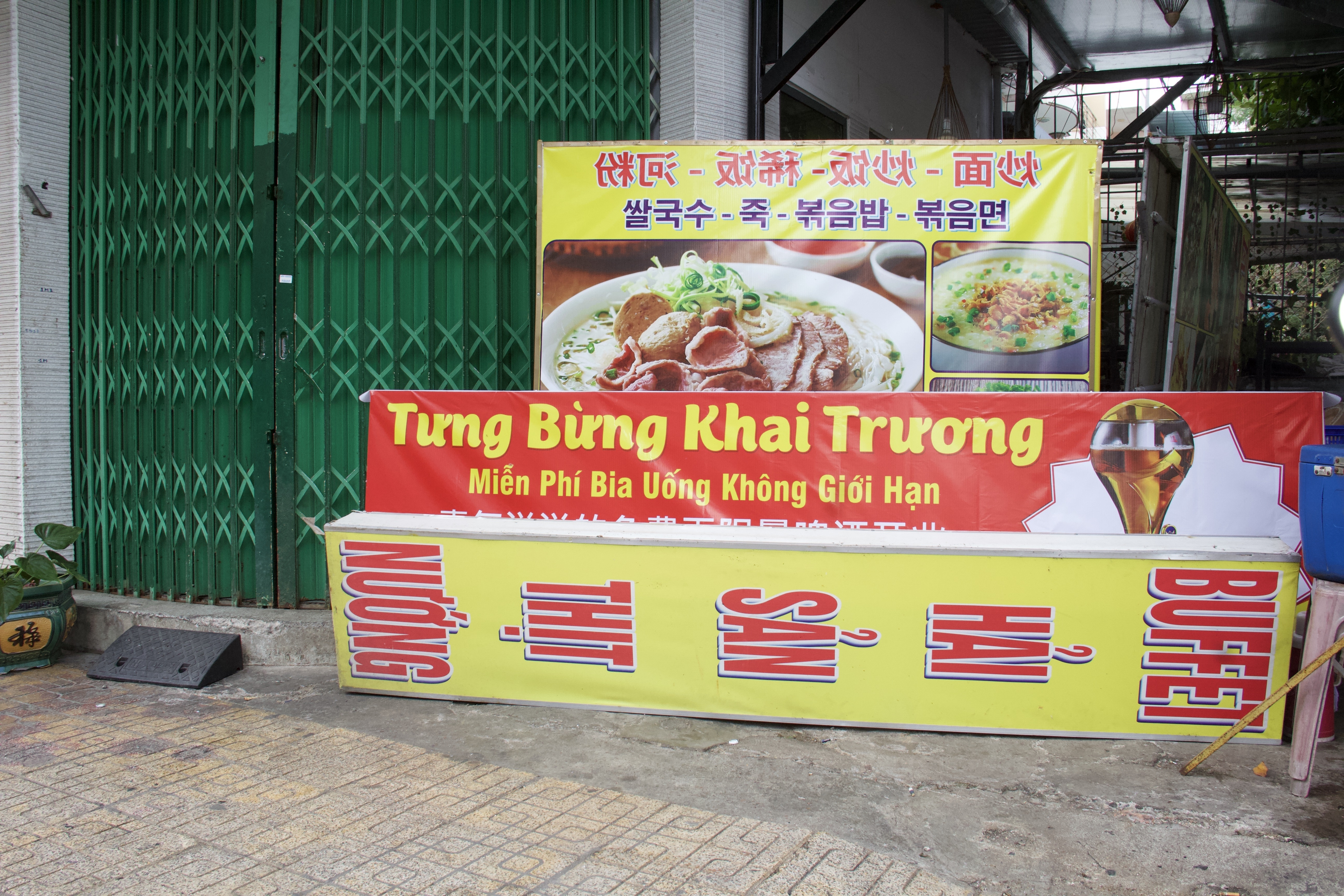 Chu quan Nha Trang thao sach bien hieu sau vu 'chat chem' khach Trung hinh anh