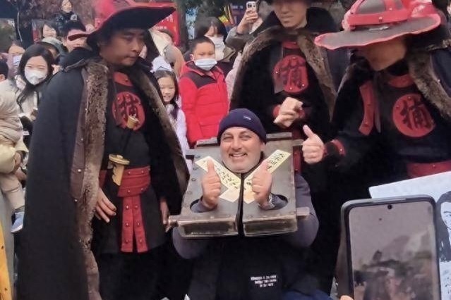 Khach Tay deo gong, lam 'tu binh' o Trung Quoc hinh anh