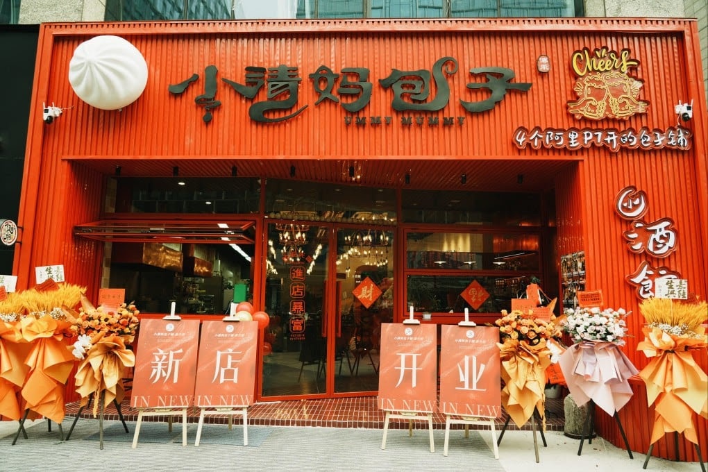 'Hot' quan banh mi long lon cua 4 nhan vien bi duoi khoi Alibaba hinh anh