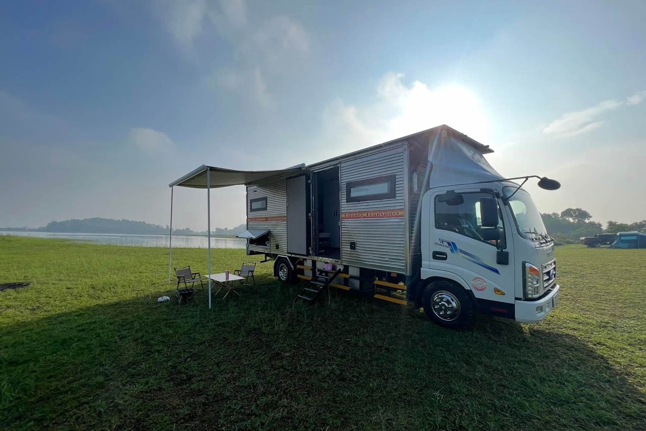 Chi 1,3 ty dong lam 'chung cu xe tai' dua gia dinh di khap Viet Nam hinh anh