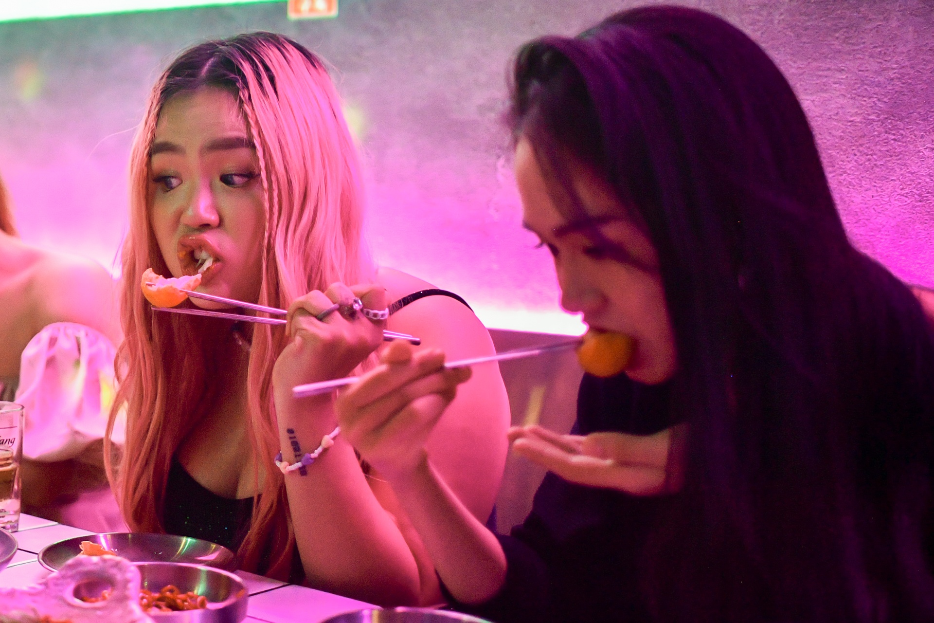 Nguoi tre ngay cang thich an sang mac suy thoai kinh te hinh anh