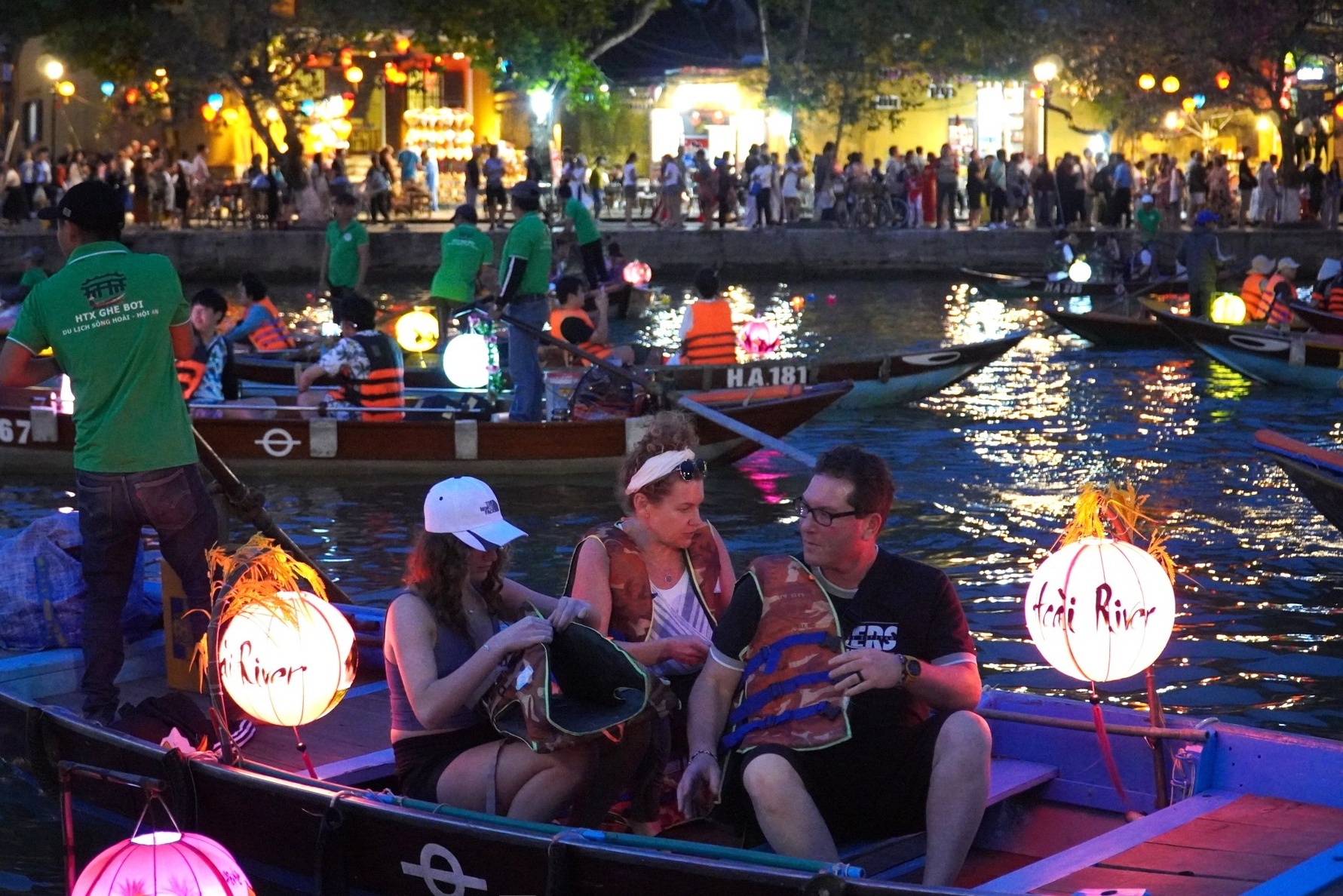 Khach ngoai xep hang, nhich tung chut cho di thuyen o Hoi An hinh anh