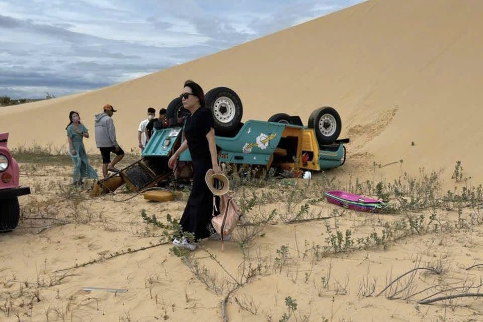 Lat xe Jeep cho khach Han Quoc o Ninh Thuan hinh anh