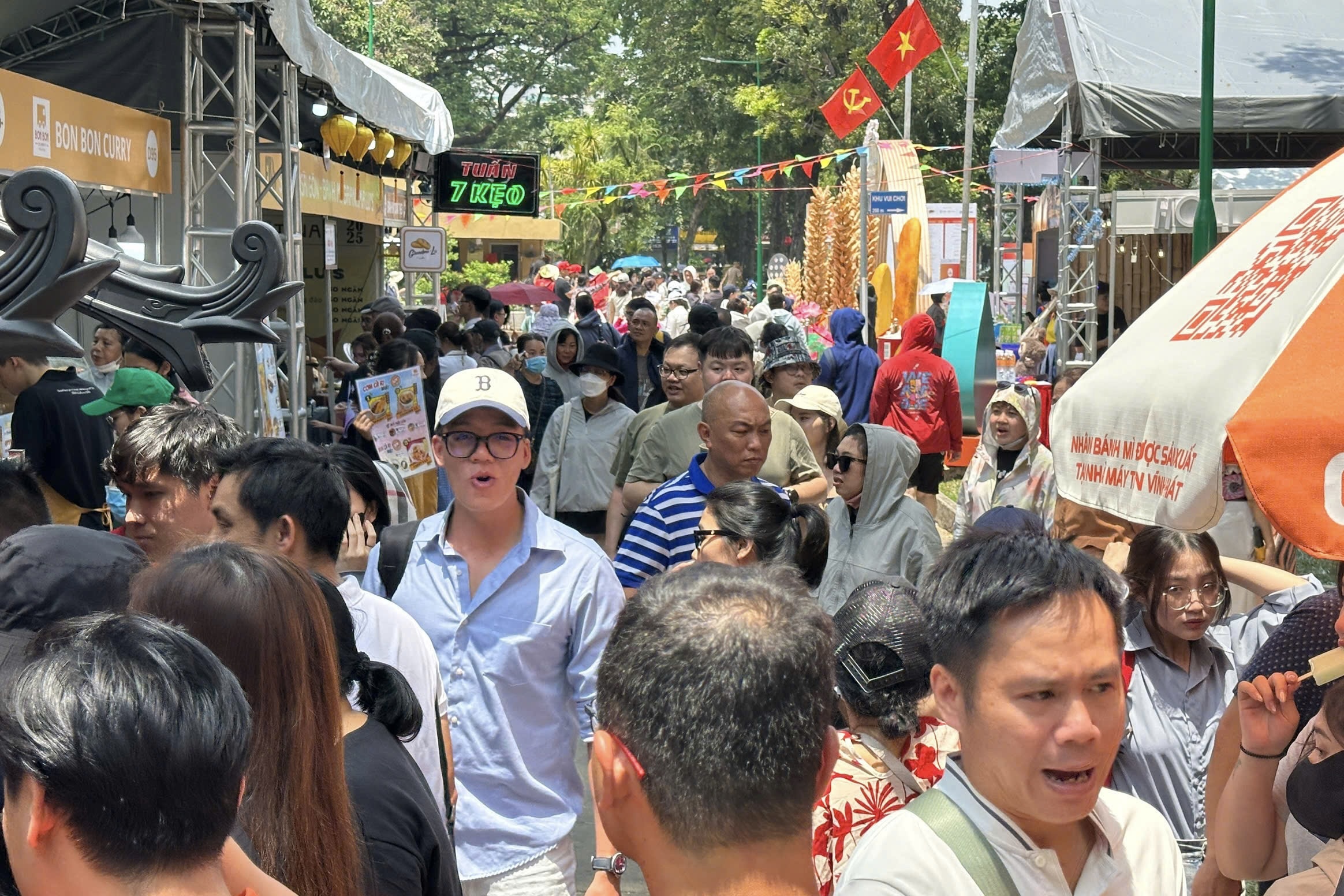 Chen chuc doi mua banh mi 'hot' bac nhat TP.HCM hinh anh