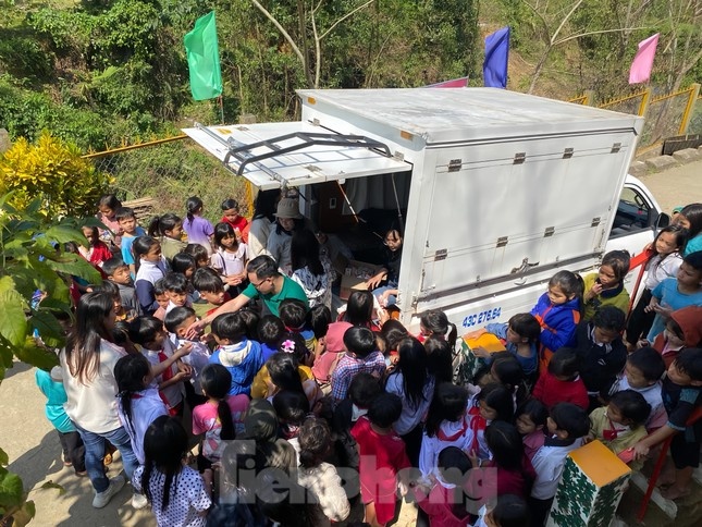 xe tai du lich anh 15