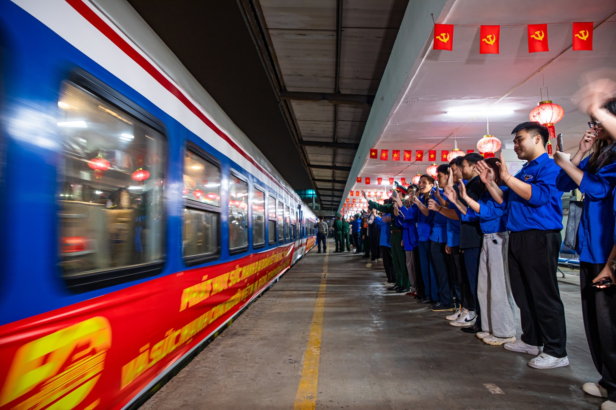 Sap khoi chay toa tau moi mung dai le 30/4 hinh anh