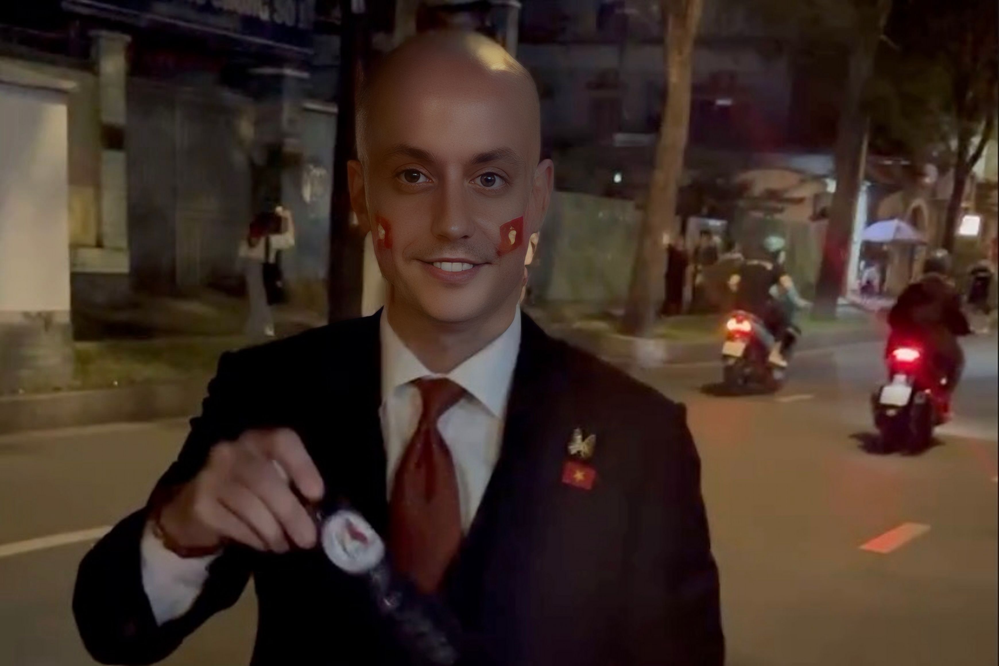 'Ong Tay' thuc xuyen dem cho xem dieu binh hinh anh