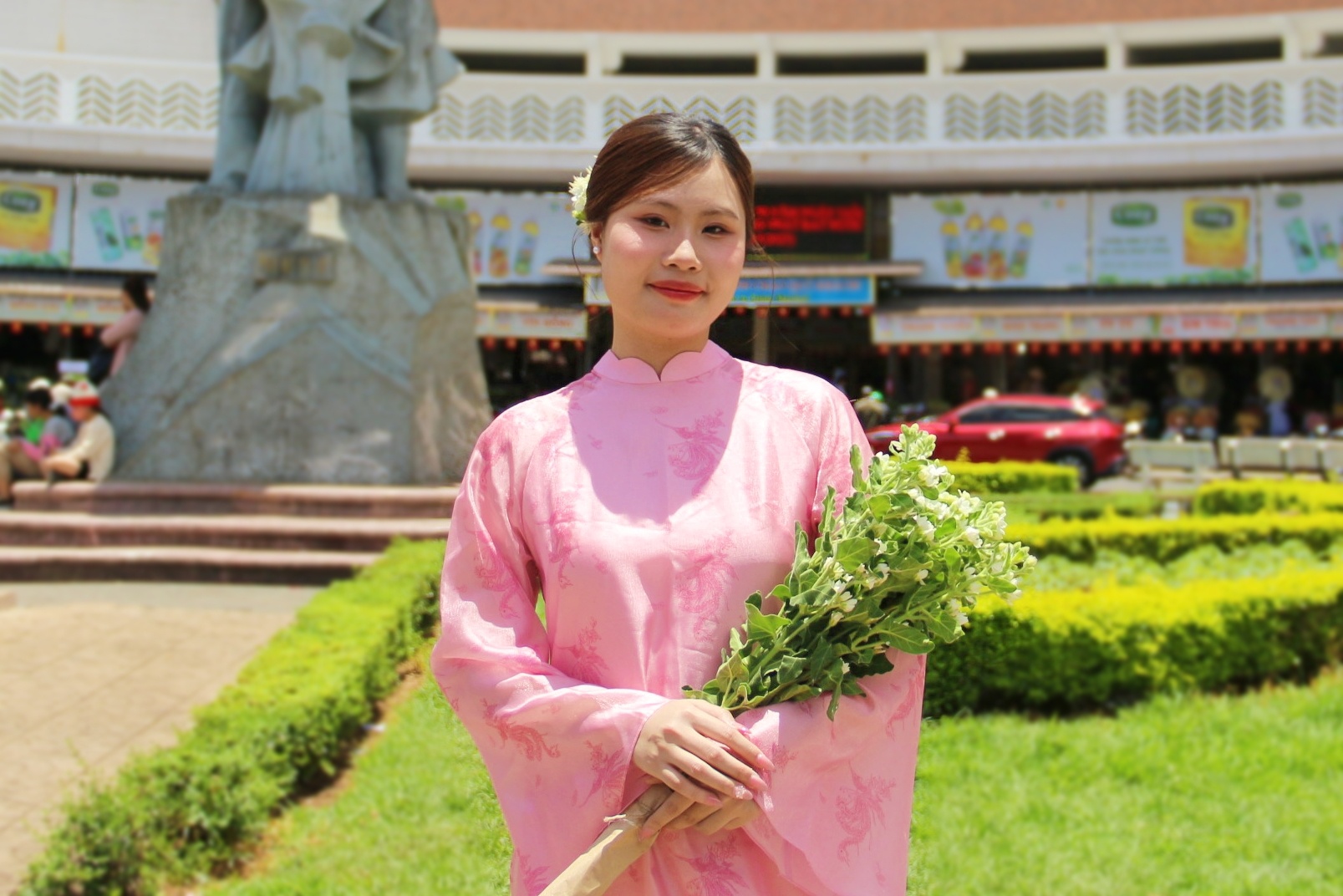 Du khach mang du am le dieu binh o TP.HCM den Da Lat hinh anh