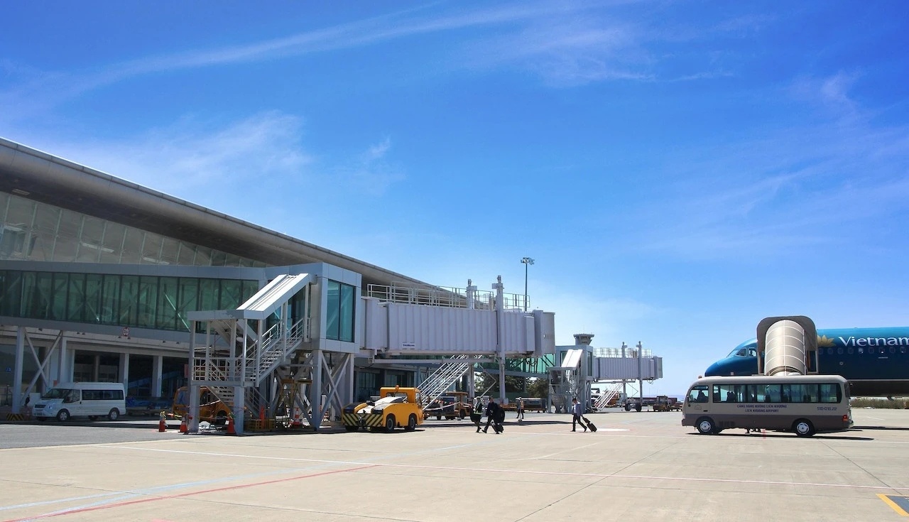 Tam dong cua san bay Lien Khuong hinh anh